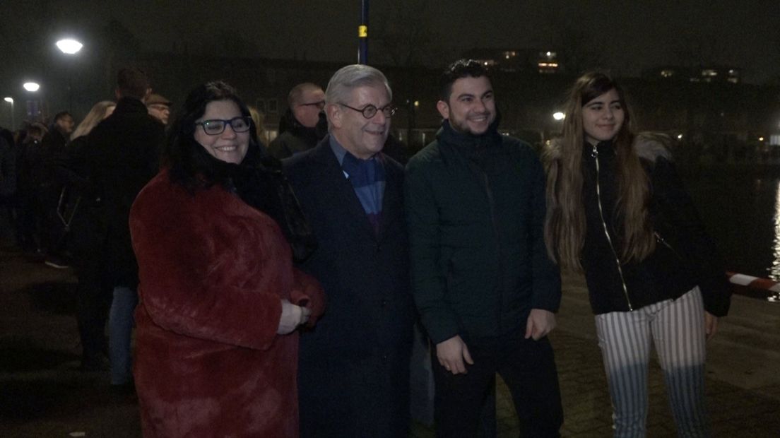 Charlie Aptroot gaat op de foto met Zoetermeerders