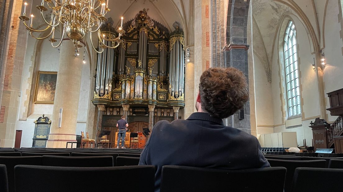 Organist Nicola Dolci geniet van het orgel in de Martinikerk