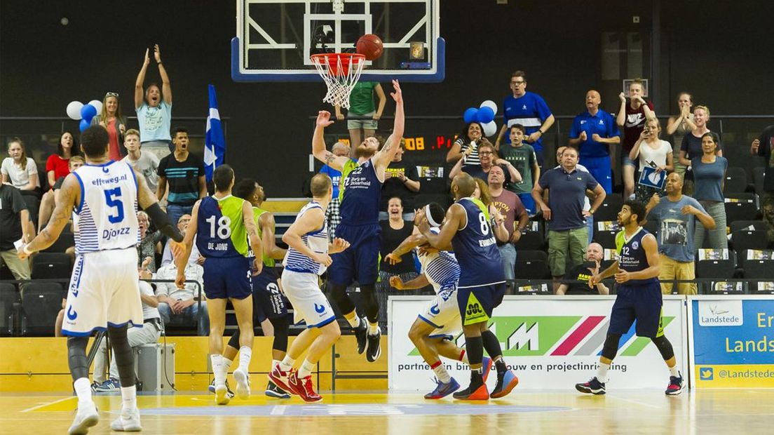 Een gemist schot van Landstede in duel met ZZ Leiden.