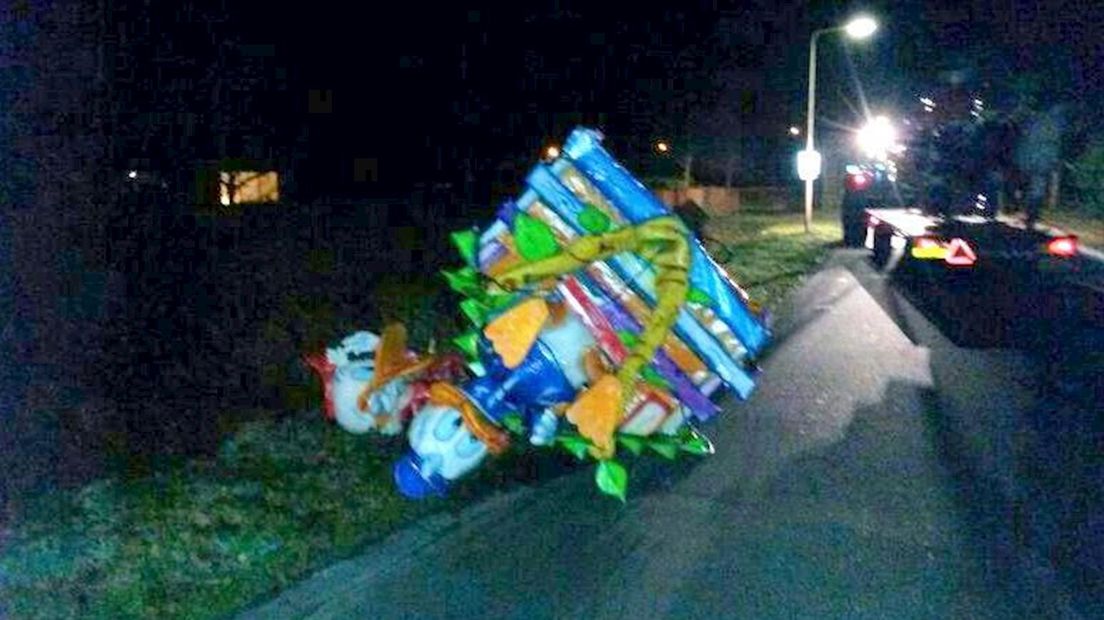 Carnavalswagen in de berm