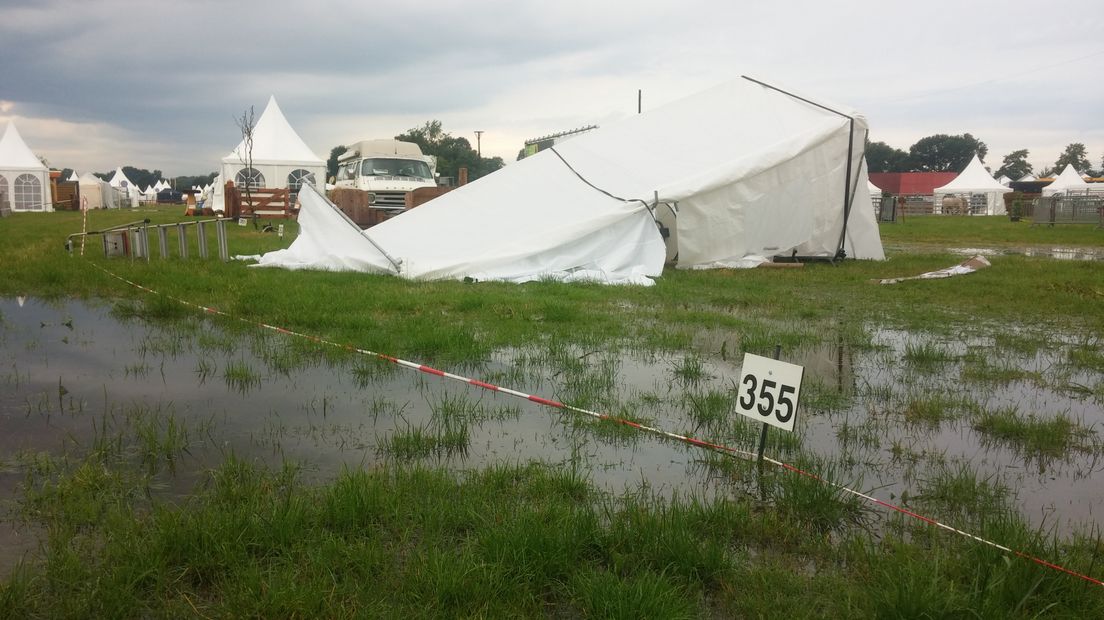 Omgewaaide tenten, een weiland dat blank staat. Voor organisatrice Suzanne Ruesink reden om de eerste dag van de Farm & Country niet te laten doorgaan. 'We hebben nu niets te bieden.'