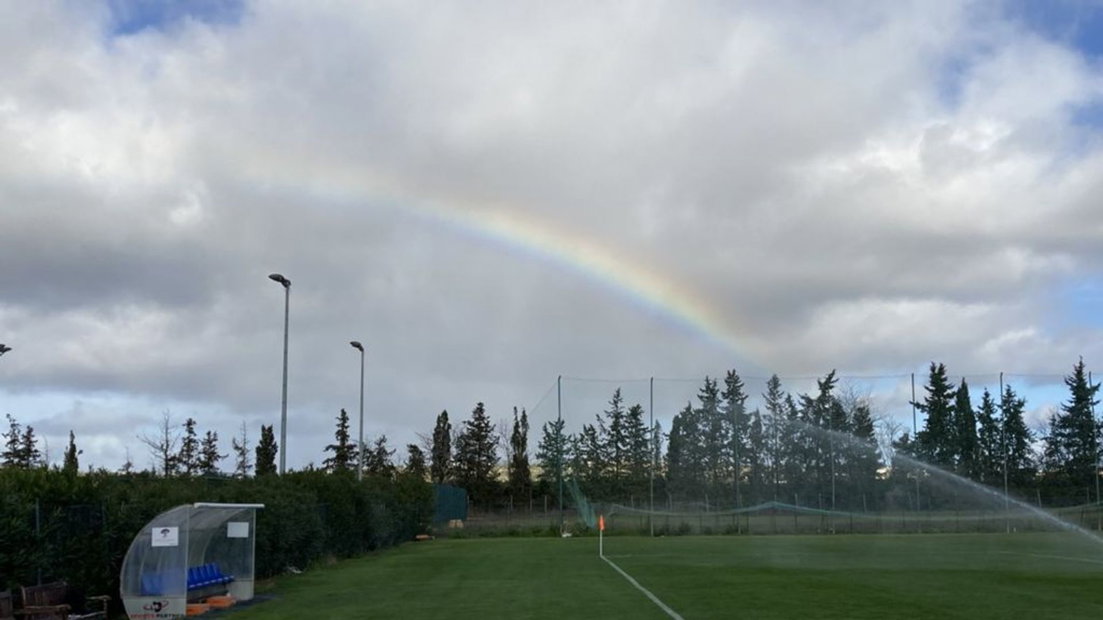 Vitesse werd tijdens de training getrakteerd op een fraaie regenboog
