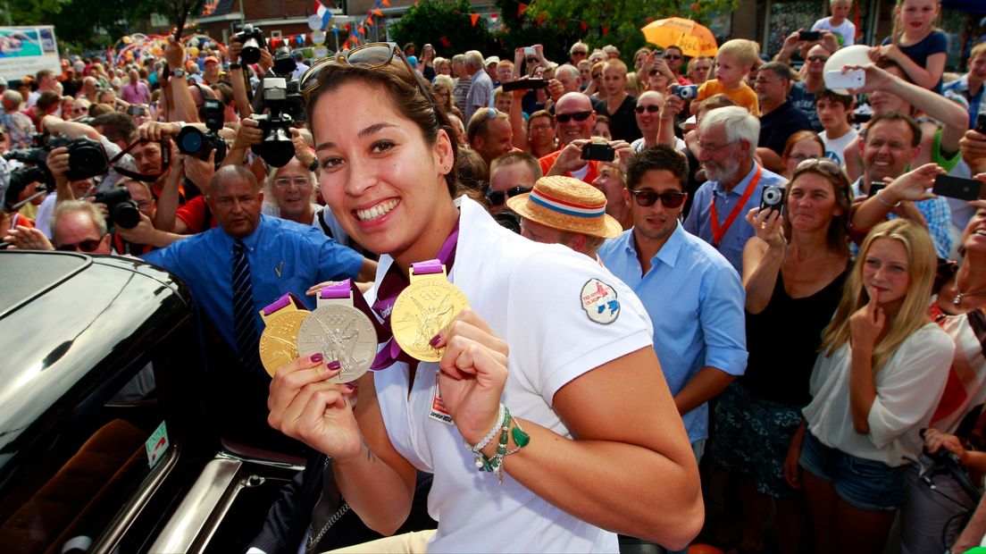 Ranomi Kromowidjojo toont haar gewonnen medailles van de Spelen in 2012
