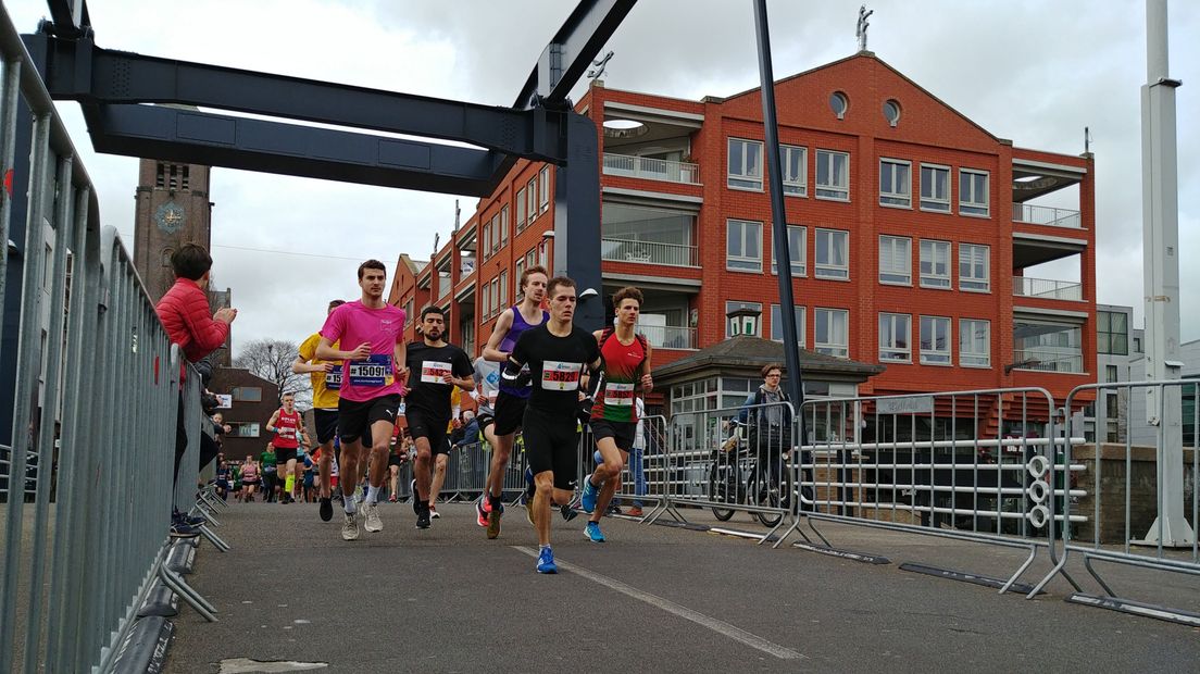 54e editie van hardloopevenement de 20 van Alphen Omroep West