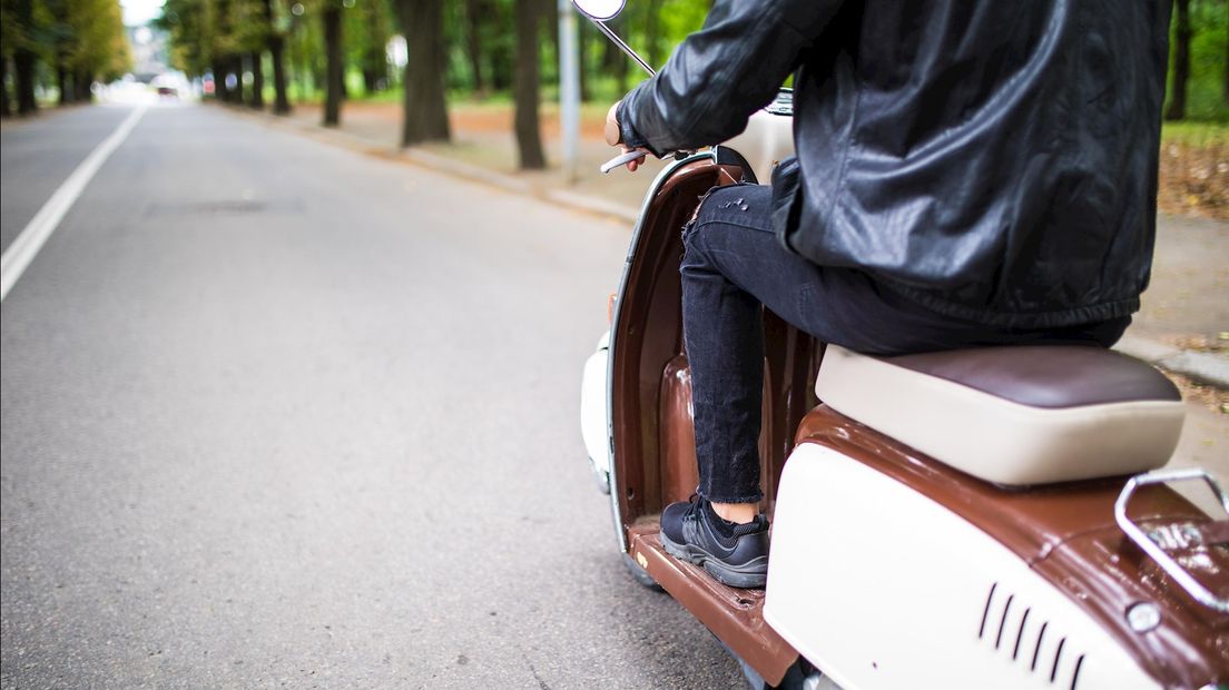 Het aantal boetes voor opgevoerde scooters in Zwolle steeg vorig jaar explosief