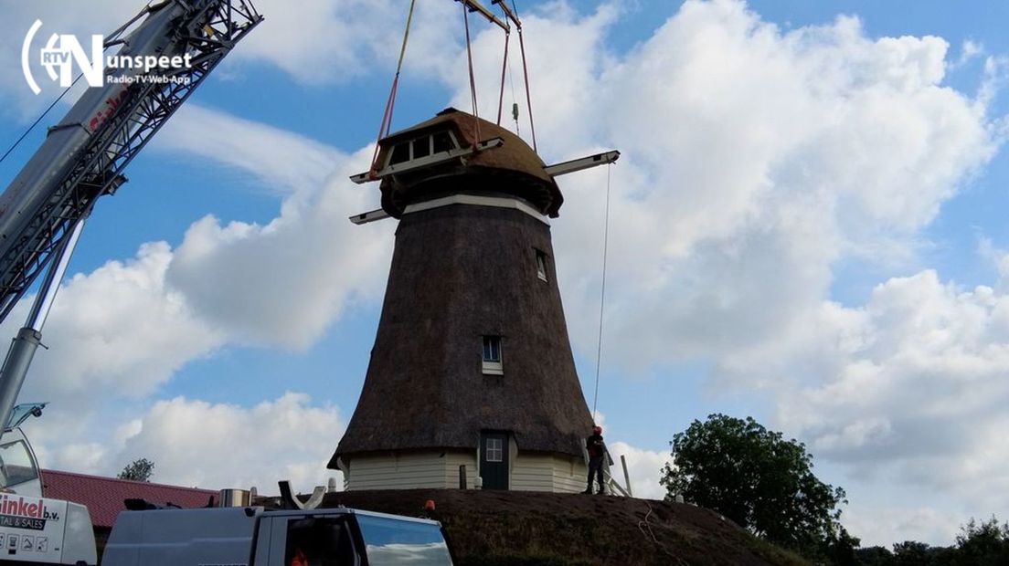 De kap is weer terug op de molen.