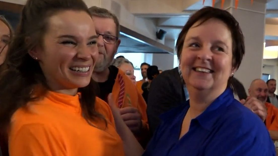 Buurvrouw Annet feliciteert vriendin Jill met gouden race Kjeld Nuis (Rechten: RTV Drenthe)