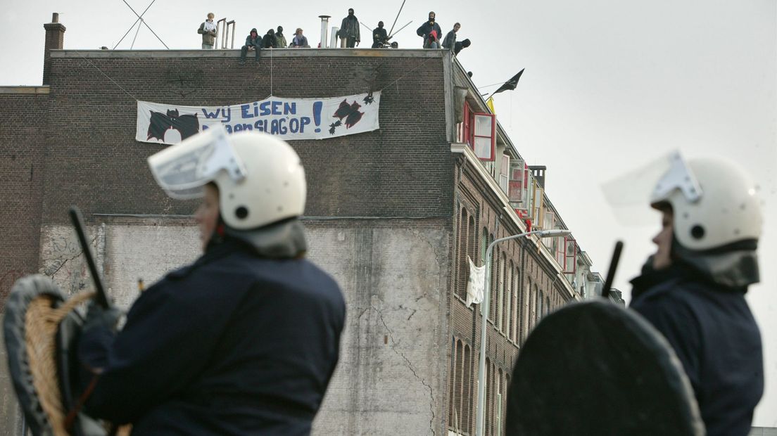 Krakers verdedigen kraakpand de Blauwe Aanslag tegen ontruiming terwijl de ME toekijkt, 3 oktober 2003