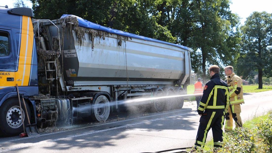 Weg In Beuningen Afgesloten: Vrachtwagen Verliest Slachtafval ...