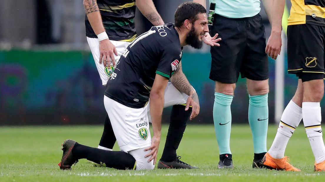 Ricardo Kishna probeert op te staan nadat hij geblesseerd is geraakt