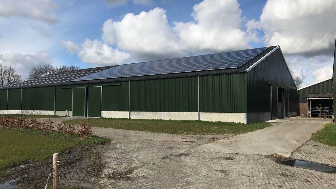 zonnepanelen op dak boeren bedrijf