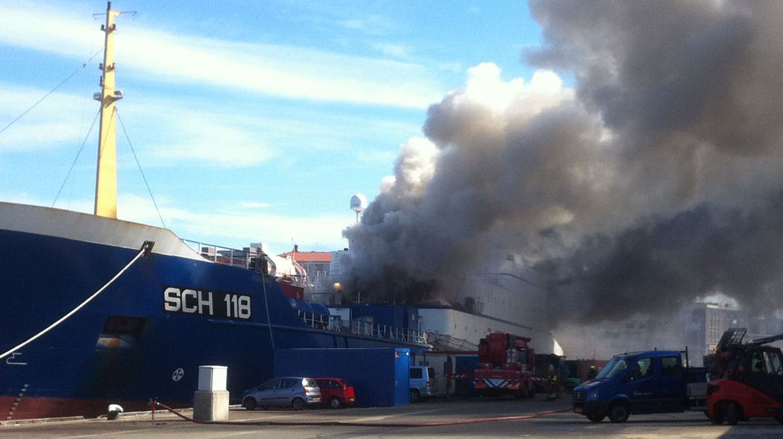 Bij een brand op een schip aan de Vissershavenweg op Scheveningen zijn meerdere mensen gewond geraakt.