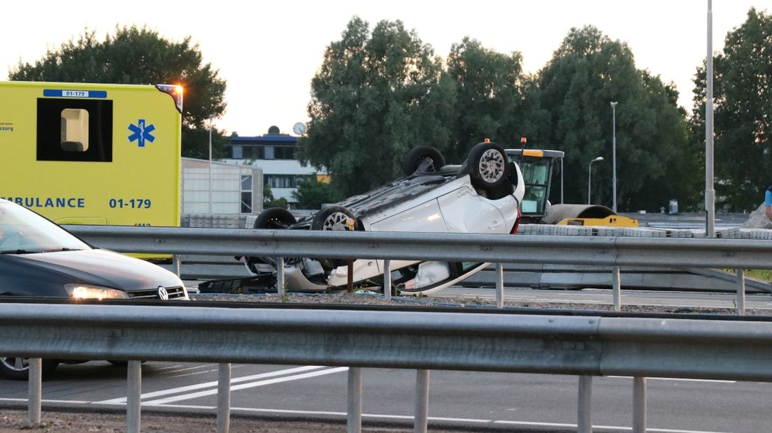Bij het ongeluk op het Julianaplein belandde een auto op de kop