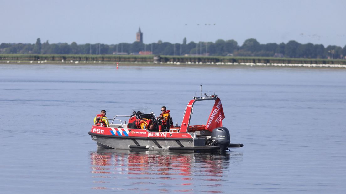 Duikers van de brandweer gingen op zoek naar slachtoffers in het water.