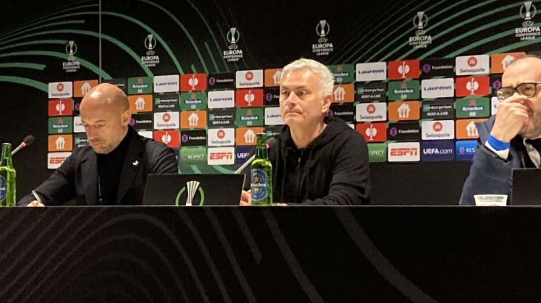 Jose Mourinho was positief over Vitesse, maar andermaal negatief over het veld