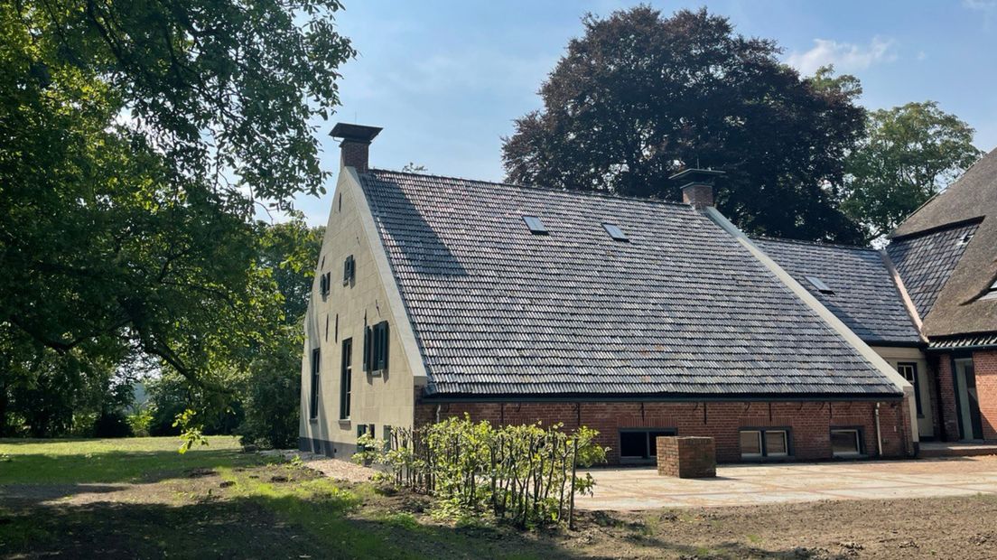 Zijaanzicht van de boerderij in Huizinge