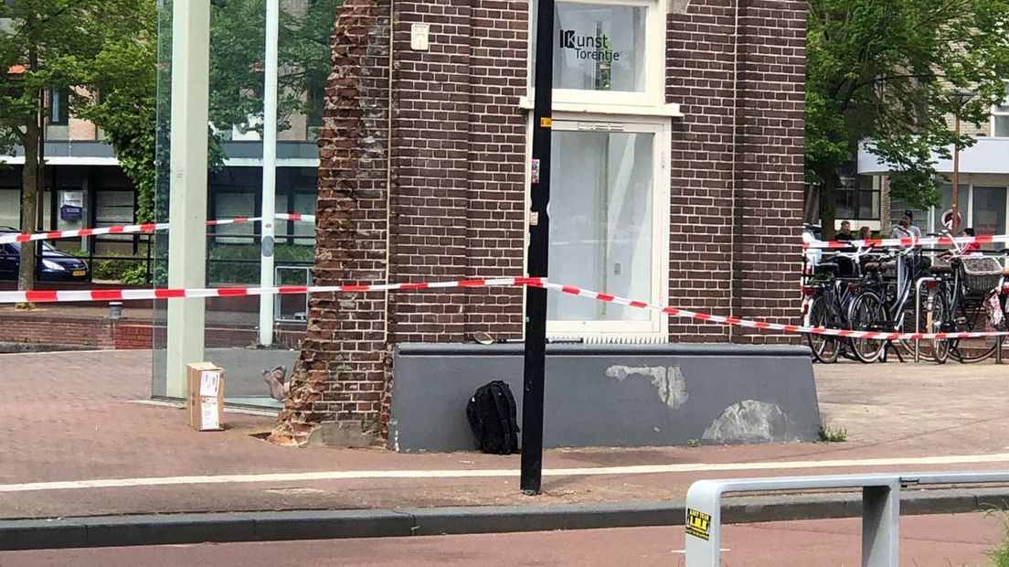 Er ligt een verdacht pakketje en een rugtas bij het Kunsttorentje voor de Almelose rechtbank.