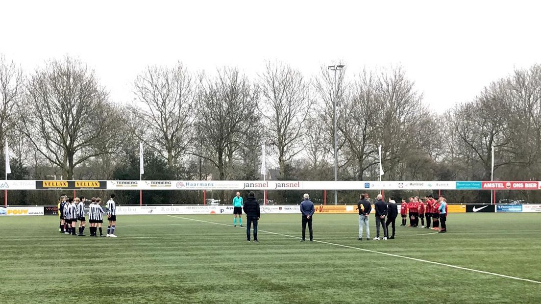 Ook bij andere sportclubs, zoals hier bij VVIJ - Hercules, wordt vandaag stilgestaan bij het drama van afgelopen maandag.