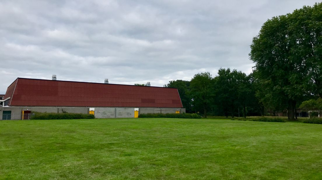 De parkeerplaats staat gepland op deze groenstrook bij de sporthal van Angelslo.
(Rechten: RTV Drenthe / Steven Stegen)