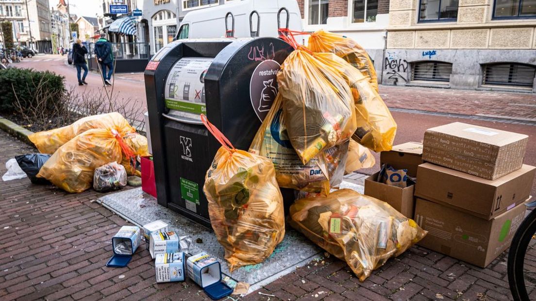 De verwerking van huisvuil kost geld.