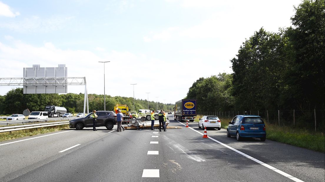De aanhanger belandde ondersteboven op de A50