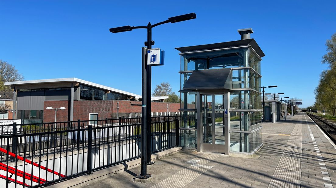 De lift op het perron van station Winsum