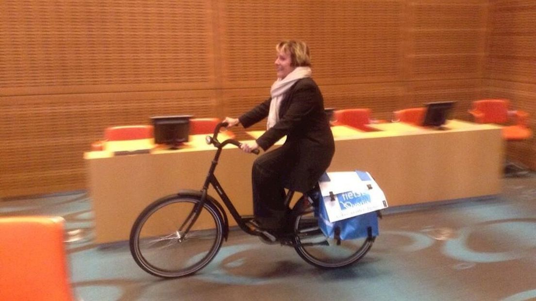 Commissaris Bijleveld op de fiets in Statenzaal