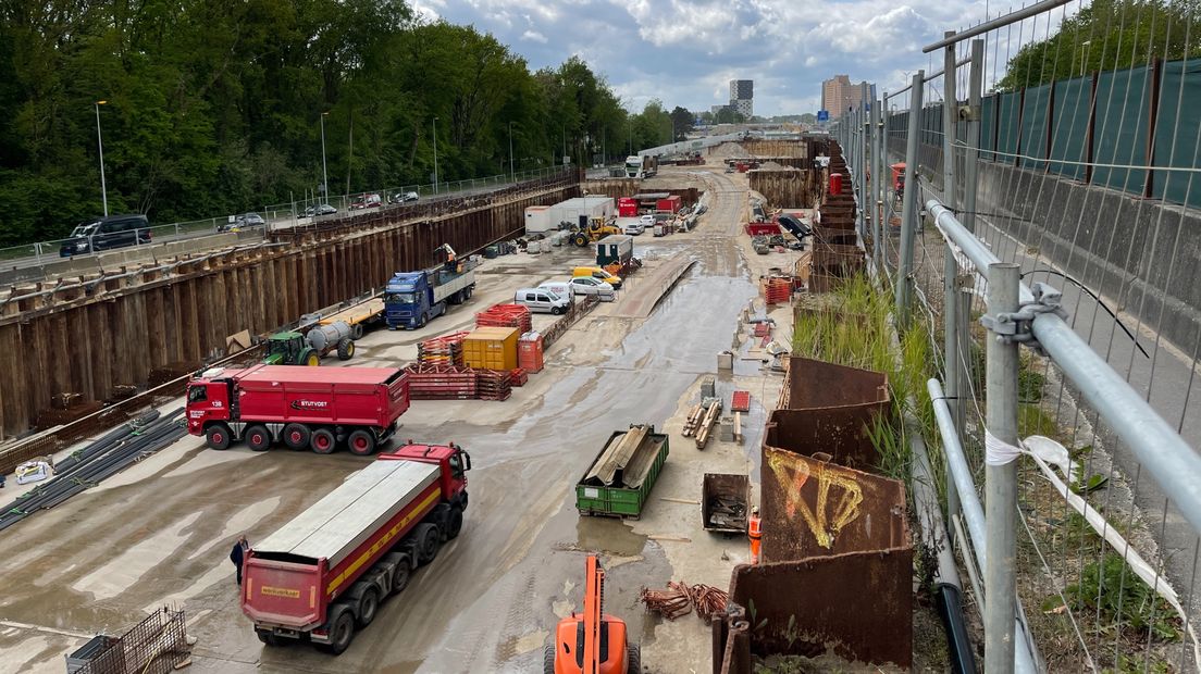 Vrachtwagens met bouwmaterialen rijden af en aan