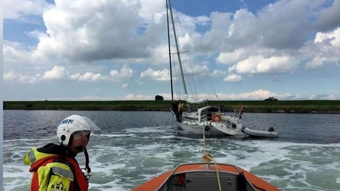 Zeiljacht vastgelopen bij Geersdijk