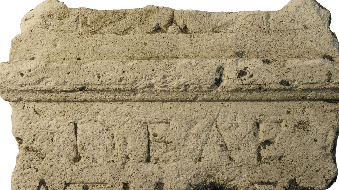 Bij opgravingen op bedrijvenpark Medel in Tiel is een beeld uit de Romeinse tijd gevonden. Het gaat om een beeld van de god Jupiter. Ook is er een grafsteen met daarop de inscriptie DEAE, wat 'aan de godin' betekent.