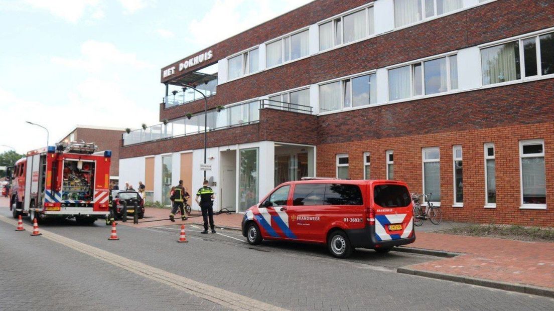 Brandweerlieden voor het verzorgingstehuis Het Dokhuis in Oude Pekela