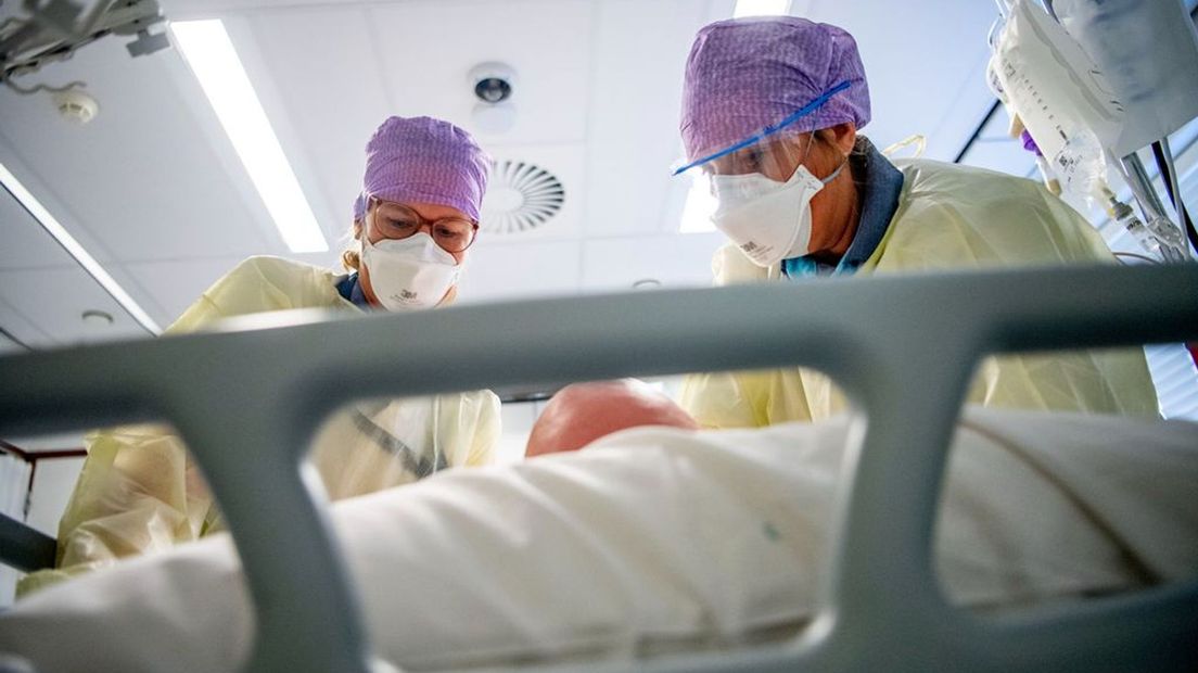 Verpleegkundigen behandelen een coronapatiënt in het ziekenhuis.