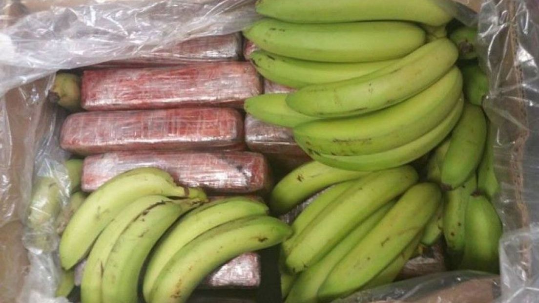 Coke verstopt tussen bananen.