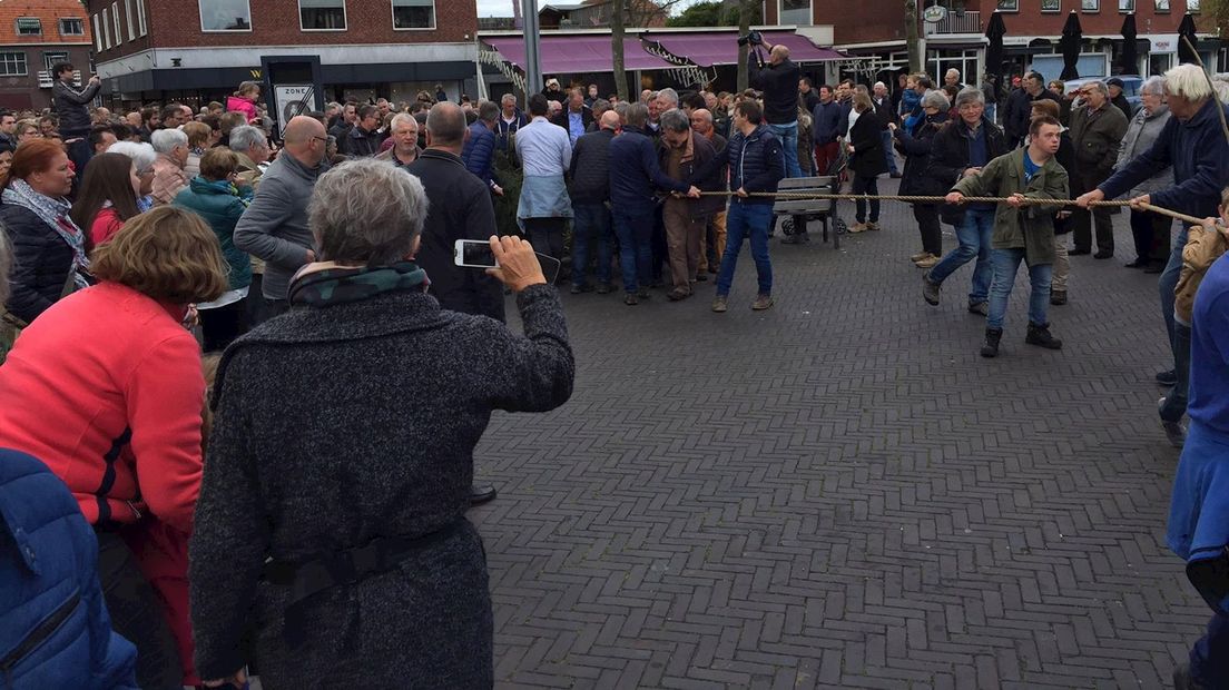 Veel publiek bij paasstaak slepen in Denekamp