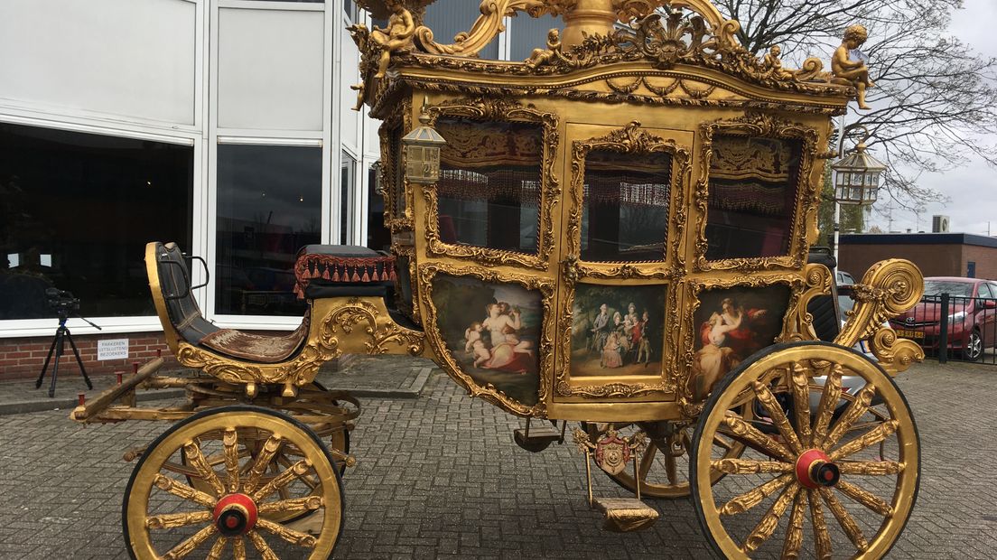 Wie vanuit Doetinchem Ulft binnenrijdt, kan er niet omheen: de gouden koets die pontificaal voor een winkel aan de Ettenseweg staat.