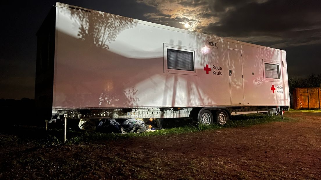 Onder de trailer van het Rode Kruis-servicepunt wordt overnacht