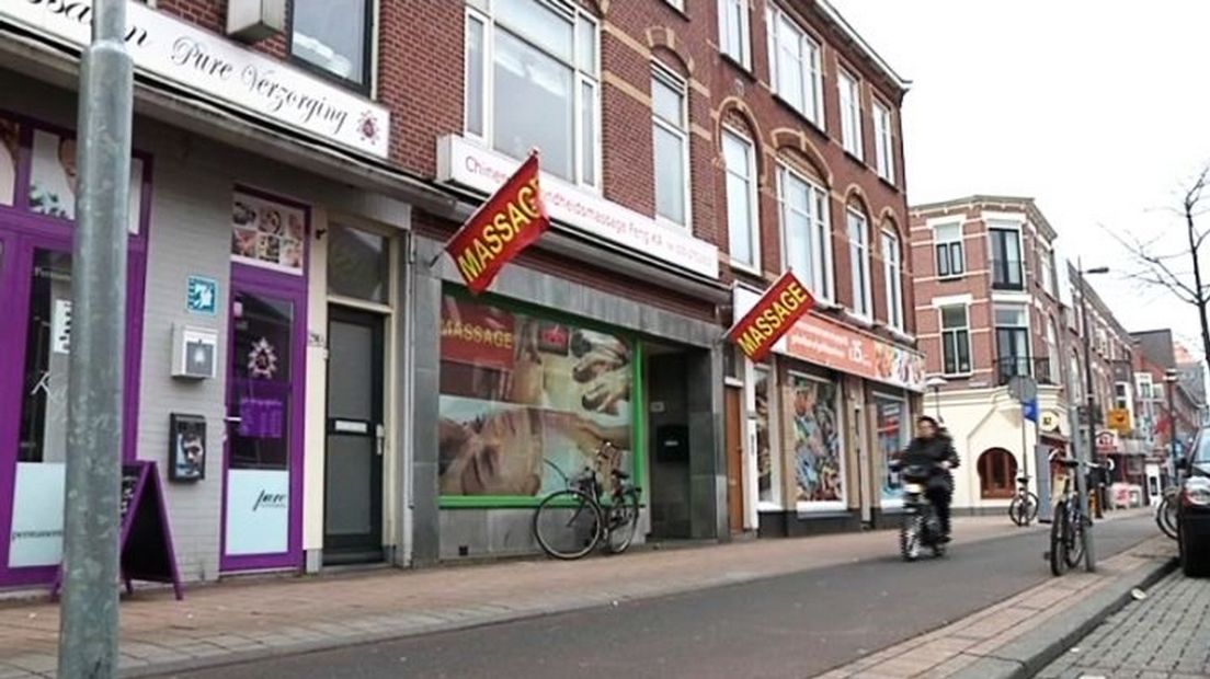 De massagesalon aan de Amsterdamsestraatweg.