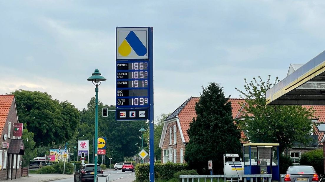 De prijzen voor benzine en diesel bij een tankstation in Bunde