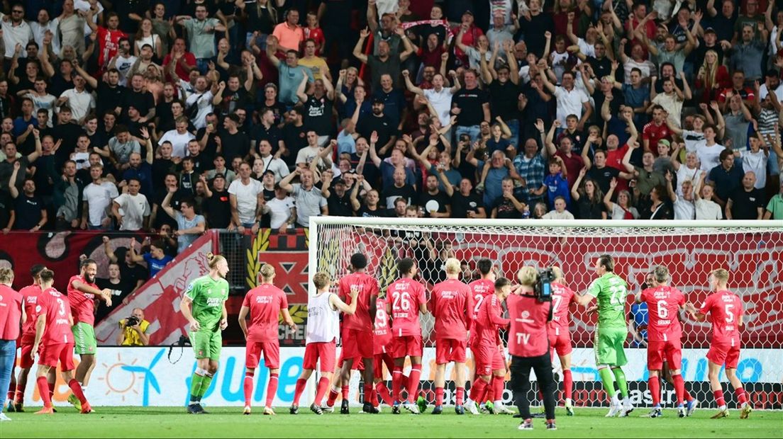 Spelers van FC Twente vieren een feestje met de supporters.