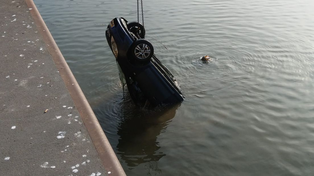 Een auto met twee inzittenden is in de nacht van vrijdag op zaterdag door nog onbekende oorzaak de Rijn bij Arnhem ingereden. Daarbij is een man van 39 om het leven gekomen.