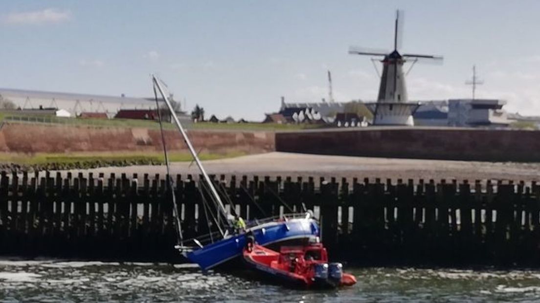 Schip loopt vast op keien in Vlissingen