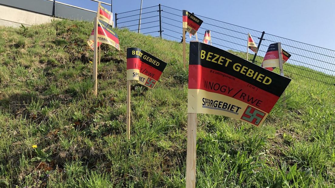 In april ontsierden vlaggetjes met hakenkruizen de N33 bij Zuidbroek