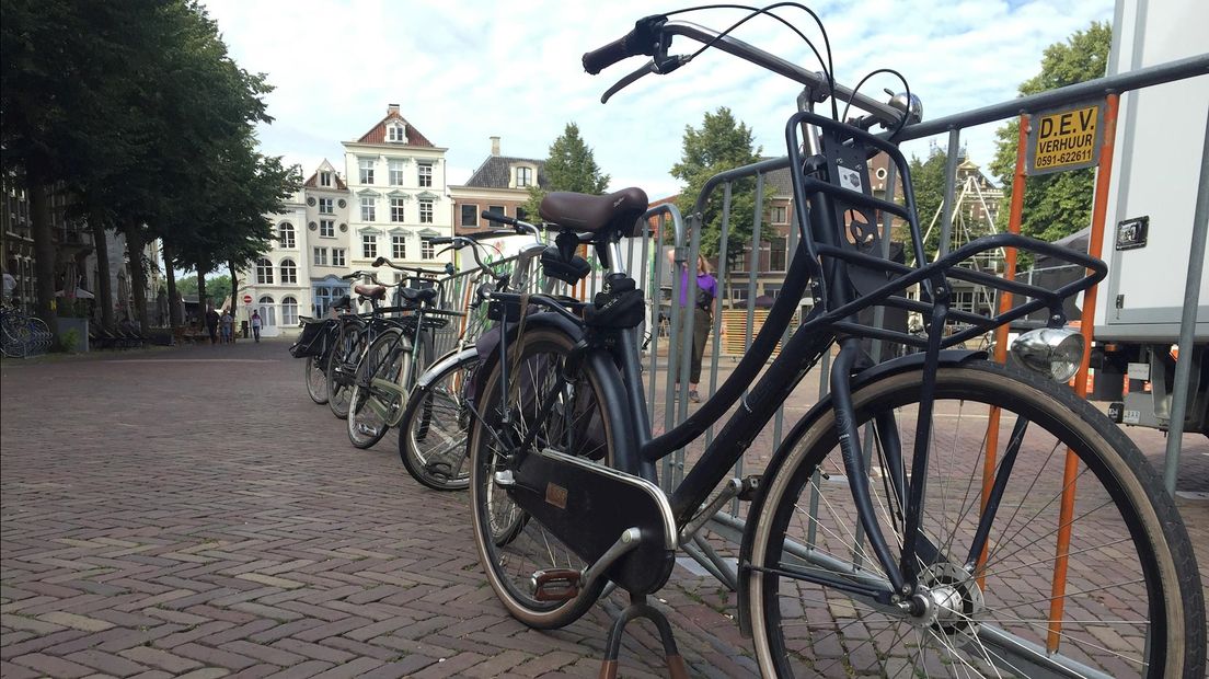 Fietsenchaos in de Deventer binnenstad? Gemeente wil investeren in meer bewaakte plekken