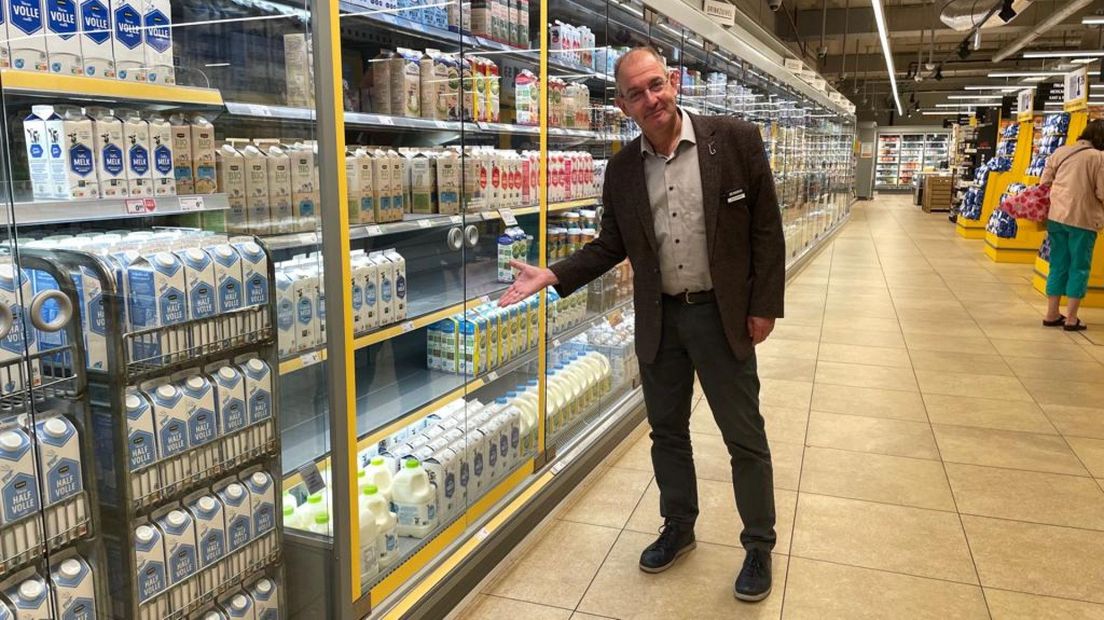 Supermarkteigenaar Erwin Steendam van de Jumbo uit Noordorp wijst naar lege schappen bij de zuivelafdeling