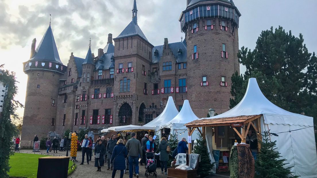 Kasteel de Haar is omringd met stands.