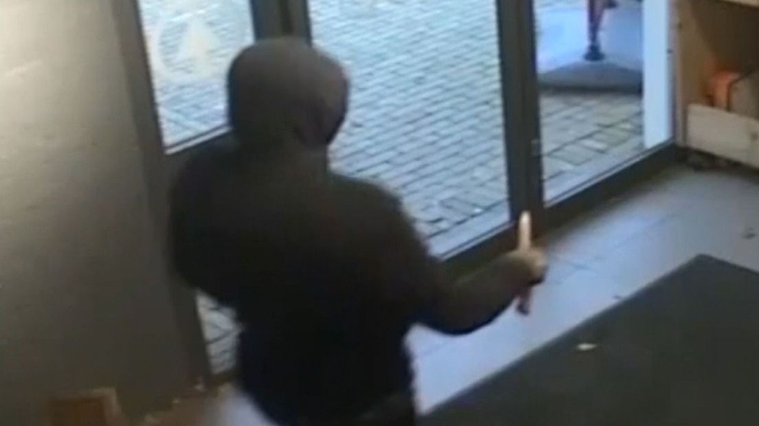 De overvaller heeft een groot mes bij zich