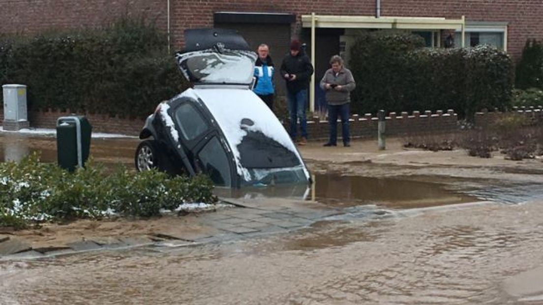 Op de Homberg in Wijchen is een auto weggezakt nadat een waterleiding sprong. Dat gebeurde zaterdagmorgen, de weg stond volledig blank. Volgens Vitens ging het om een spontane leidingbreuk.