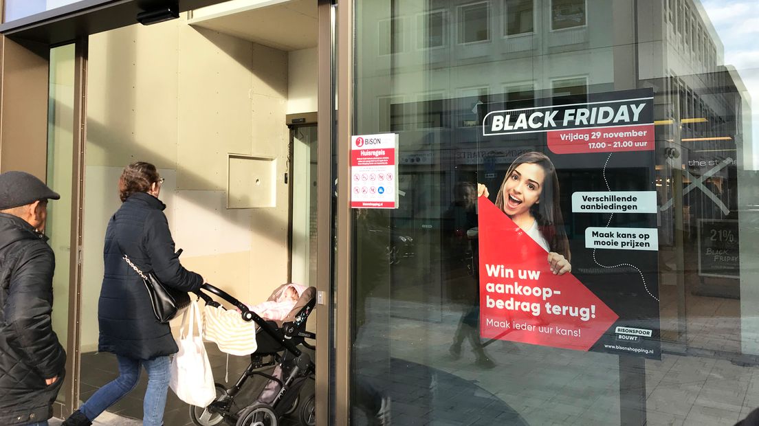 Ingang van het winkelcentrum Bisonspoor.