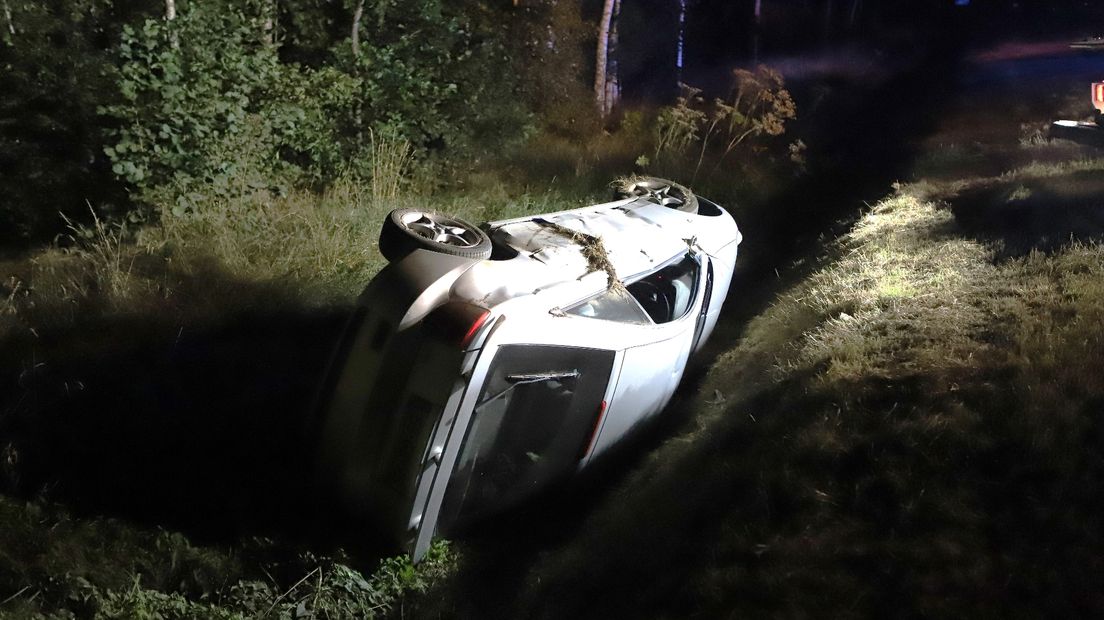 De wagen kwam op de kant in de berm bij Vledderveen terecht