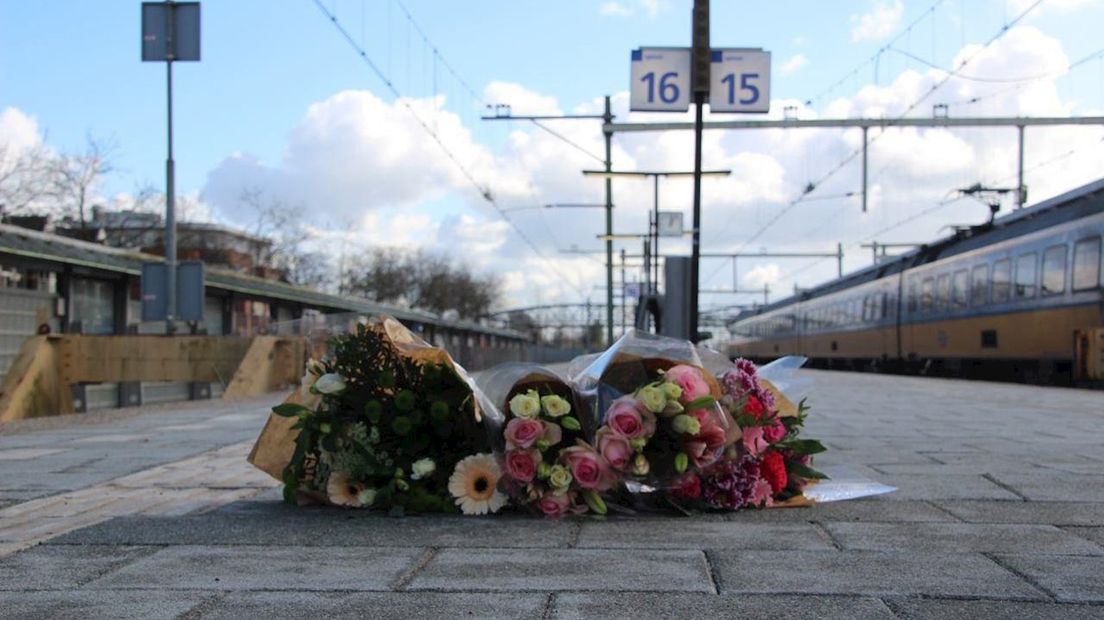 Bloemen op perrron ter herdenking omgekomen machinist